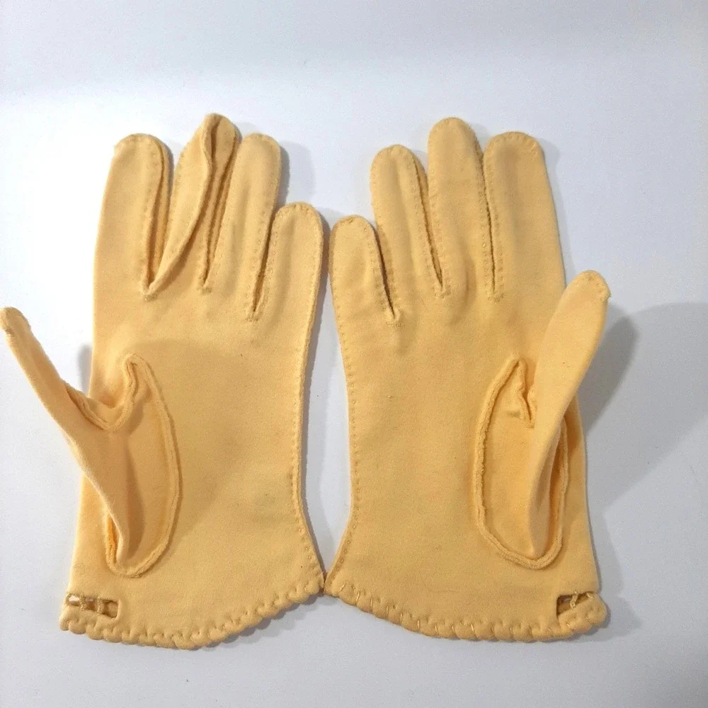 Vintage Dawnelle Elvette Yellow Scalloped Edge Wrist Length Gloves Mid Century